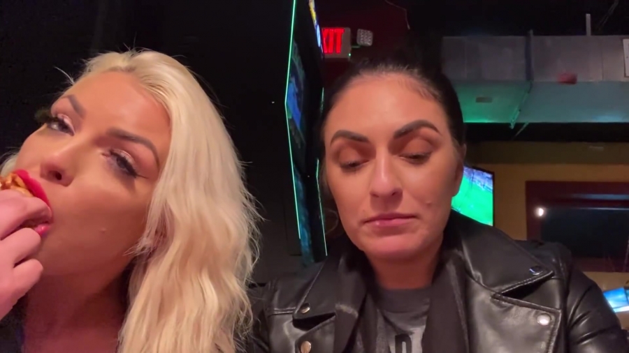 CHICKEN_WINGS_212121_____MANDY_ROSE___SONYA_DEVILLE___WWE_108.jpg