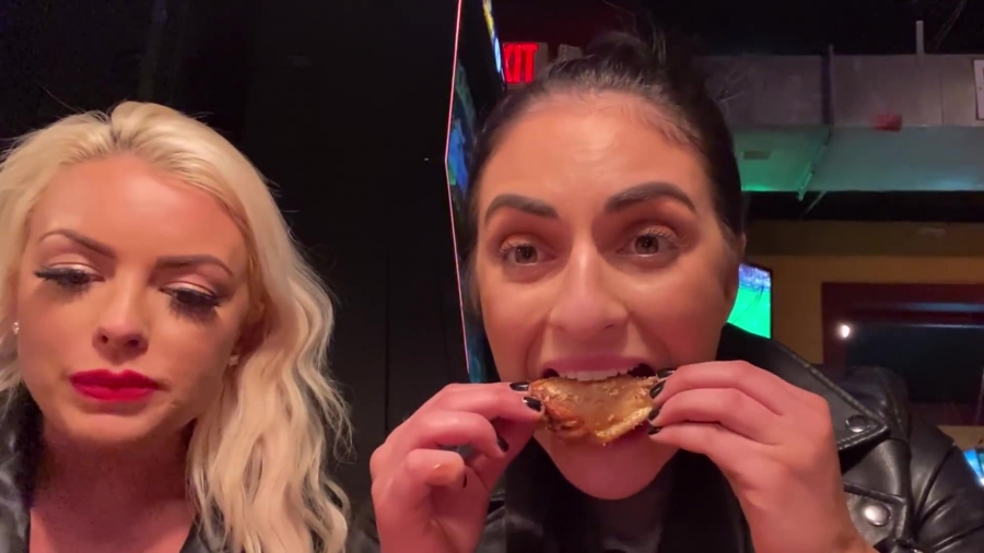 CHICKEN_WINGS_212121_____MANDY_ROSE___SONYA_DEVILLE___WWE_169.jpg