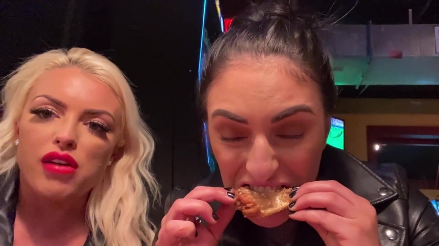 CHICKEN_WINGS_212121_____MANDY_ROSE___SONYA_DEVILLE___WWE_170.jpg