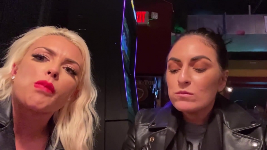 CHICKEN_WINGS_212121_____MANDY_ROSE___SONYA_DEVILLE___WWE_187.jpg