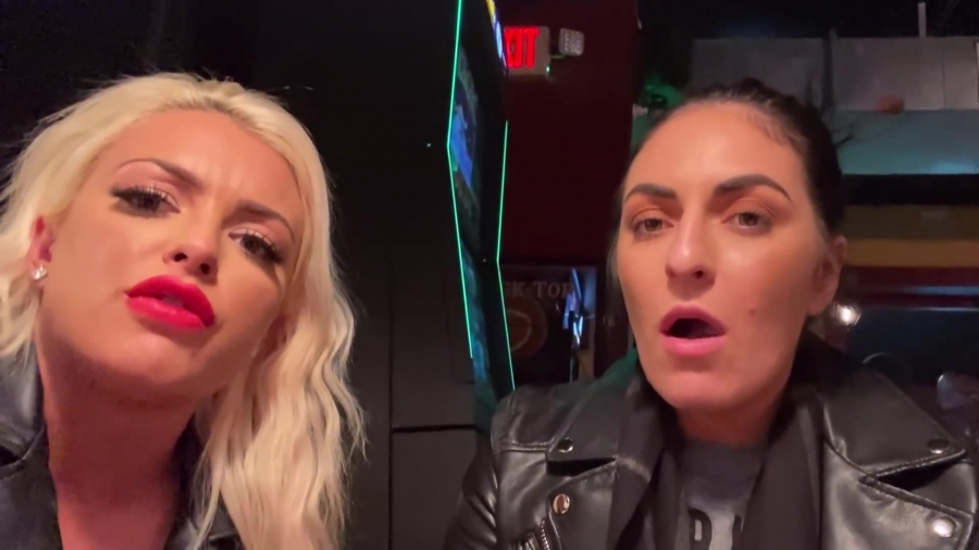 CHICKEN_WINGS_212121_____MANDY_ROSE___SONYA_DEVILLE___WWE_188.jpg