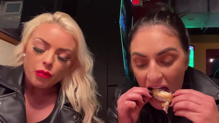 CHICKEN_WINGS_212121_____MANDY_ROSE___SONYA_DEVILLE___WWE_192.jpg