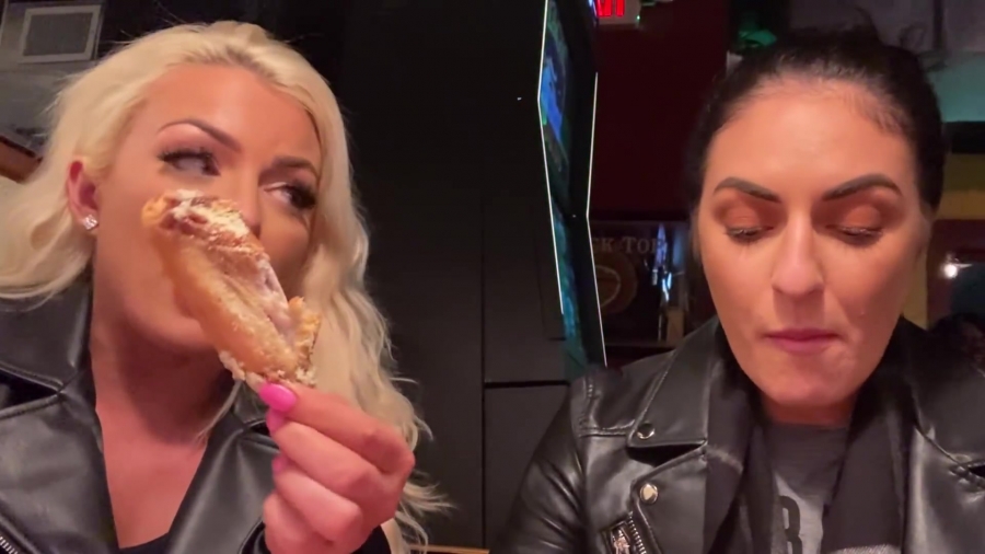 CHICKEN_WINGS_212121_____MANDY_ROSE___SONYA_DEVILLE___WWE_202.jpg