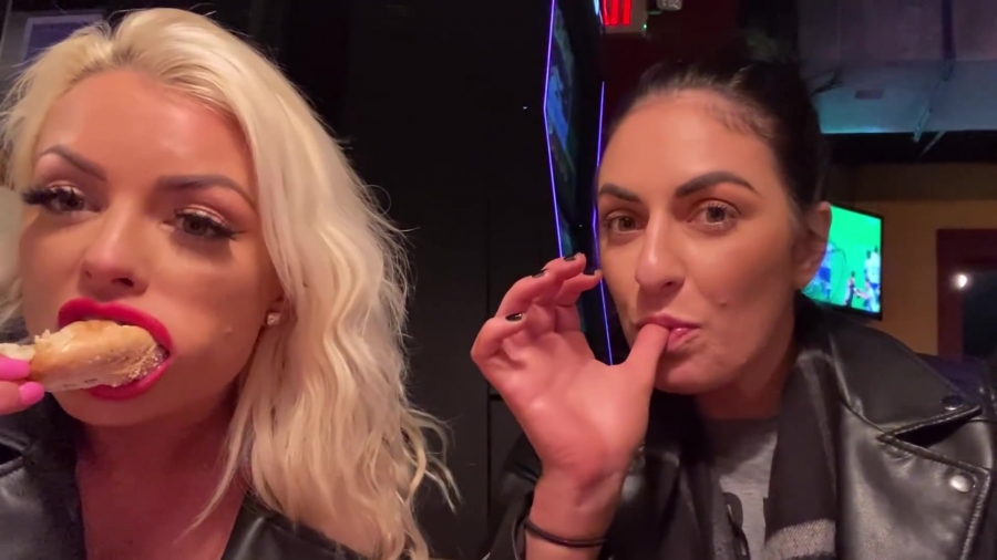 CHICKEN_WINGS_212121_____MANDY_ROSE___SONYA_DEVILLE___WWE_230.jpg