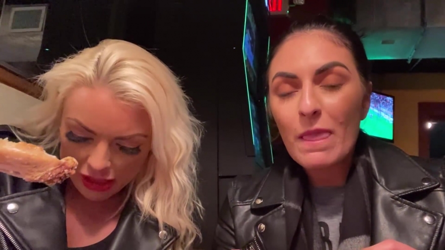 CHICKEN_WINGS_212121_____MANDY_ROSE___SONYA_DEVILLE___WWE_233.jpg