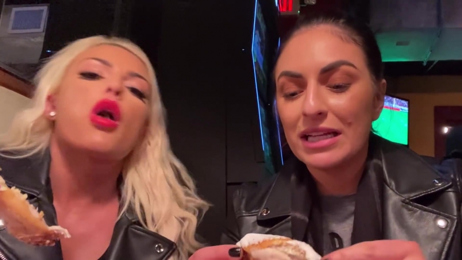 CHICKEN_WINGS_212121_____MANDY_ROSE___SONYA_DEVILLE___WWE_248.jpg