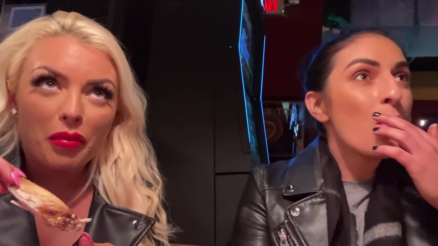 CHICKEN_WINGS_212121_____MANDY_ROSE___SONYA_DEVILLE___WWE_256.jpg