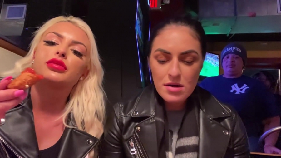 CHICKEN_WINGS_212121_____MANDY_ROSE___SONYA_DEVILLE___WWE_320.jpg