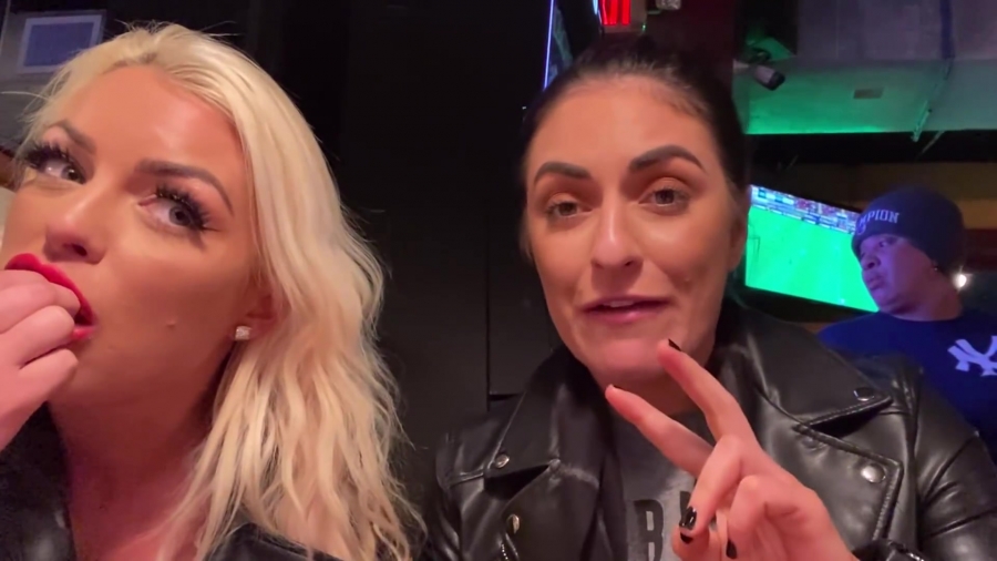 CHICKEN_WINGS_212121_____MANDY_ROSE___SONYA_DEVILLE___WWE_404.jpg