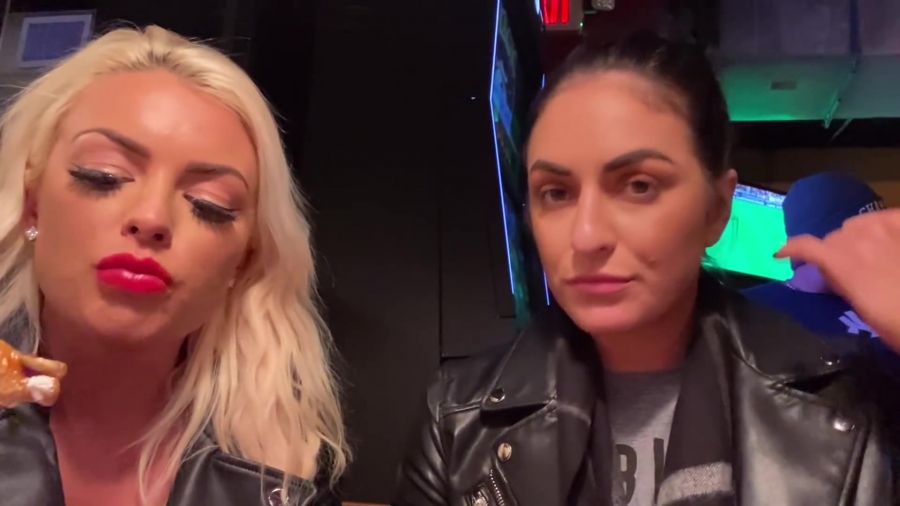 CHICKEN_WINGS_212121_____MANDY_ROSE___SONYA_DEVILLE___WWE_408.jpg