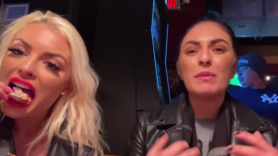 CHICKEN_WINGS_212121_____MANDY_ROSE___SONYA_DEVILLE___WWE_422.jpg