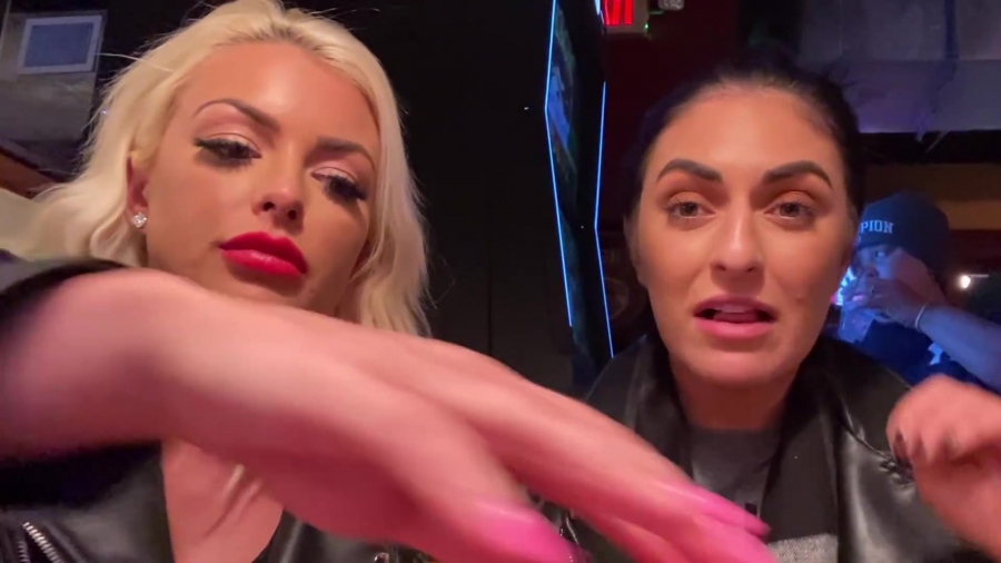 CHICKEN_WINGS_212121_____MANDY_ROSE___SONYA_DEVILLE___WWE_461.jpg