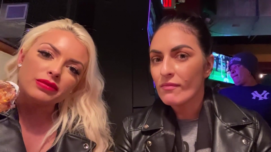 CHICKEN_WINGS_212121_____MANDY_ROSE___SONYA_DEVILLE___WWE_480.jpg