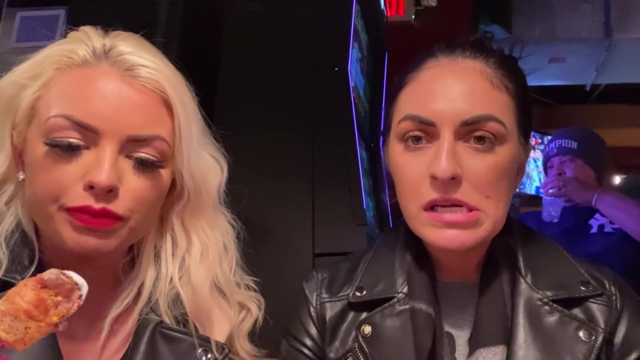 CHICKEN_WINGS_212121_____MANDY_ROSE___SONYA_DEVILLE___WWE_484.jpg