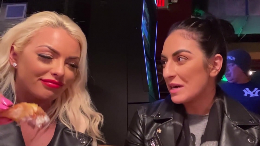 CHICKEN_WINGS_212121_____MANDY_ROSE___SONYA_DEVILLE___WWE_490.jpg